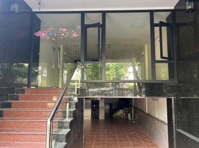 18.12.25.1 Cho thuê 6 tầng mặt phố gần CV Cầu Giấy, có thể làm văn phòng, kinh doanh, xuất khẩu lao