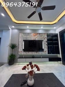 BÁN GẤP Bán nhà Vũ Xuân Thiều - 38m2 - 6 tầng - xây mới - gần ô tô tránh nhú 7 tỷ