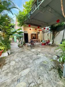 Bán nhà C4 Vĩnh Hải - Nha Trang . 
Mặt tiền đường Dương Văn Nga 
Diện tích : 205m2 Giá chỉ :