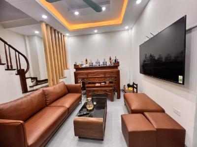 Bán nhà đẹp Lạc Long Quân 43m 5 tầng 8,5 tỷ