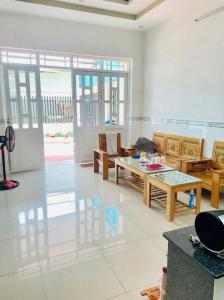 Bán nhà đường 185, Phước Long B, Q.9, TP HCM, DT 82m2, 2 tầng, 2PN. Sổ hồng riêng. Giá 6.49  tỷ.