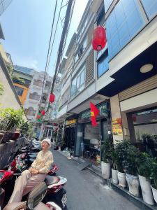 BÁN NHÀ ĐƯỜNG XE HƠI 15B LÊ THÁNH TÔN, P.BẾN NGHÉ, QUẬN 1 - NƠI KHÁCH TÂY LƯU TRÚ NHỘN NHỊP