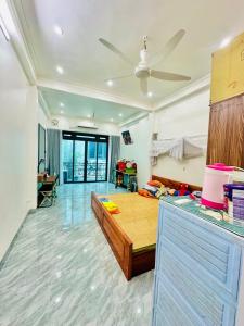 Bán nhà giáp bát 6 tầng thang máy long lanh VF3 đỗ cửa hoàng mai