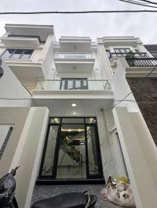 Bán nhà Khúc Thừa Dụ, 62m 3 tầng mới tinh, sân cổng riêng, giá 3.75 tỉ
