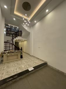 Bán nhà Láng, Đống Đa, ngõ ô tô, 2 thoáng 42m2, 5 tầng, đủ đồ, chỉ 12.85 tỷ