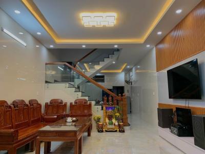 Bán nhà mặt phố Q.9, 105m2, 4 tầng, 6PN, 6 WC, sổ hồng.  Giá chỉ 7.5 tỷ