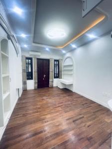 Bán nhà mặt phố Trần Thái Tông 56m2, 7 tầng, thang máy, lô góc 2 mặt ô tô tránh