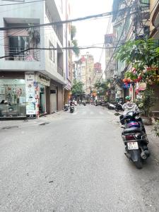 Bán nhà phố Chùa Quỳnh, mặt phố kinh doanh sầm uất, oto tránh, vỉa hè rộng, lô góc 2 mặt tiền 30m