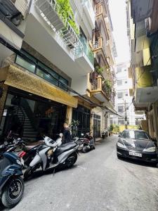 Chính chủ bán nhà Phân lô Nguyên Hồng.DT 40m x 6 tầng. MT 4m. Giá 20 tỷ. LH: 0964769634