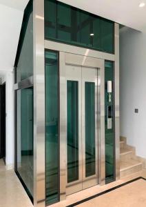 Cho thuê nhà hai mặt tiền, 104m2_ 5T vỉa hè, Nguyễn Khánh Toàn-30 Tr