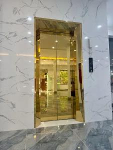 Cho thuê Nhà hàng, VP, KD, Đội Cấn, thang máy vỉa hè 95m2* 5T- 32 Tr