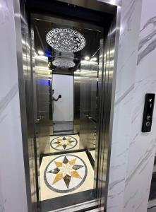 Cho thuê nhà mới, hai cửa đi, Đội Cấn, thang máy vỉa hè 93m2* 5T- 31 Tr