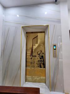 Cho thuê nhà mới, lô góc, thang máy, 117m2_ 4T vỉa hè, Giảng Võ-43 Tr