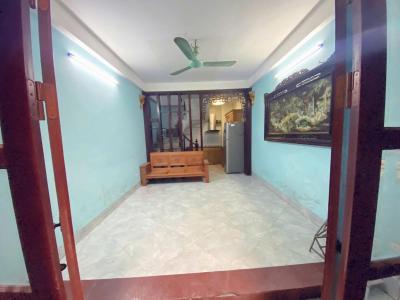Cho thuê nhà nguyên căn ngõ 211 Vĩnh Hưng, 30m² x 5 tầng, 3PN, 4 WC, 10.5 Triệu
