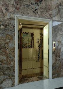 Cho thuê nhà, P. Trung Hòa, Thang máy, pccc, Vỉa hè 113m2* 4T- 49 Tr