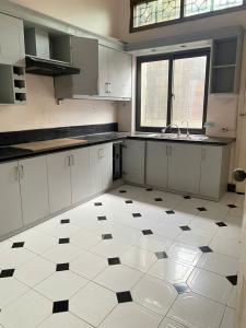Cho thuê nhà Phố Lĩnh Nam 2 tầng x 70m, 2 ngủ, mới đẹp, 10 triệu ở gđ, văn phòng