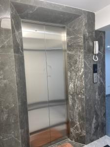 Mình cho thuê nhà hai cửa đi, mới, Trúc Bạch vỉa hè 100m2* 4T- 30 Tr