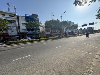 Nhà 3 tầng lô góc 3 mặt thoáng Nguyễn Văn Linh 105.5m2 giá 31.5 tỷ