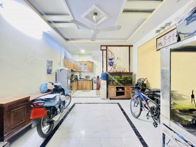 Nhà cũ nhưng được cái còn dùng tốt! Bán nhà Nguyễn Sơn, ngõ xe ba gác, 32m2, 5.75 tỷ