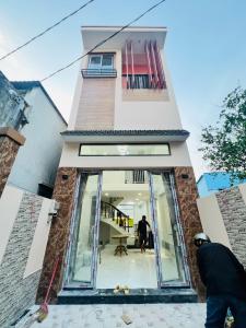 NHÀ MỚI HIỆN ĐẠI Ở LIỀN / MT HẺM DIỆN TÍCH ĐẸP / VỊ TRÍ SAU CĂN MẶT TIỀN