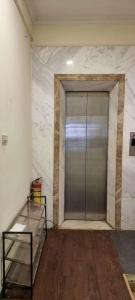 Nhà tôi cho thuê nhà hai cửa đi, mới, Duy Tân, 99m2x 4T vỉa hè 33 Tr