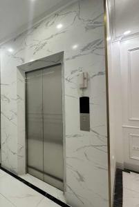 Nhà tôi cho thuê Nhà VP, Nhà Hàng, KD, 101m2_ 5T vỉa hè, Lò Đúc-32 Tr