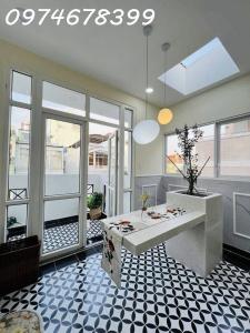 PHÚ NHUẬN HỒ VĂN HUÊ - HẺM HƠI VÔ NHÀ - 5 TẦNG - DÒNG TIỀN 30TR/TH