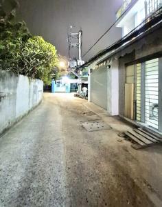 SÁT MẶT  TIỀN XE HƠI Q7 
CÓ 7 TỎI XE HƠI NGŨ TRONG NHÀ