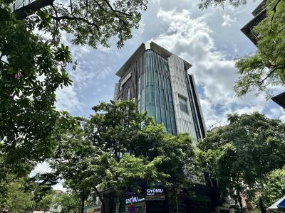 (Tin thật 100%) Bán tòa Building lô góc cao cấp 99m2 x 10T mặt phố Nguyên Hồng - Dòng tiền 3 tỷ/năm