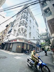 ???? TÒA NHÀ LÔ GÓC SIÊU ĐẸP HUỲNH THÚC KHÁNG, 72M2 7T THANG MÁY, MT 7M, CHỈ 64.5 TỶ ????