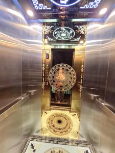 Vương Thừa Vũ, 7 tầng thang máy, ô tô vào nhà, đỗ cửa, sát phố